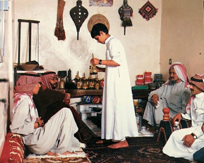 صورتان جميلتان لـ مجلس واحد ..
الصور تبين كمية الترابط الأسري ، وحسن التربية ، والتمسك بالتقاليد العربية الأصيلة .. وهذا مايفقده المجتمع الغربي المتفكك إجتماعياً ..
ألتُقطت الصورة في أحد البيوت في منطقة الباحة قبل أكثر من ٣٠ سنة تقريباً ..