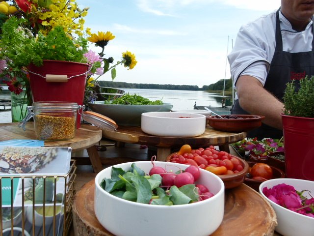 Foodjazz's tweet photo. Afgelopen maandag hebben wij bij @InnStyleNL onze #flowerbar gepresenteerd op haar prachtige business locatie. 

 #tastenature #events #catering #locatietour #innstyle #biologisch #bewust #kleurrijk #oesterbladeren #daretoeeatdifferent #cateringutrecht https://t.co/Bgk5AU9iI4