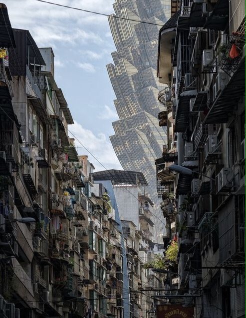 albertommoral's tweet photo. Esta no es una escena de una próxima película de ciencia-ficción. 

Es una foto de Paul Tsui en Macao, que muestra una calle de la vida real, densamente concurrida con el gran casino flotando como una nave espacial extraterrestre en el fondo.

#photo @hacerfotos China 🇨🇳 📸 https://t.co/4hEan73HYN
