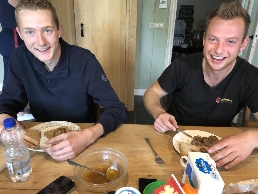 RobertWonderr's tweet photo. Als we dan toch stoppen met rooien vanwege de #moeren #oktober 🙈 eten we de ballen van oma Lien onder de middag maar op ,@Groot1Ed  waneer neem je nou @Snapchat ? https://t.co/6J7AevACL1