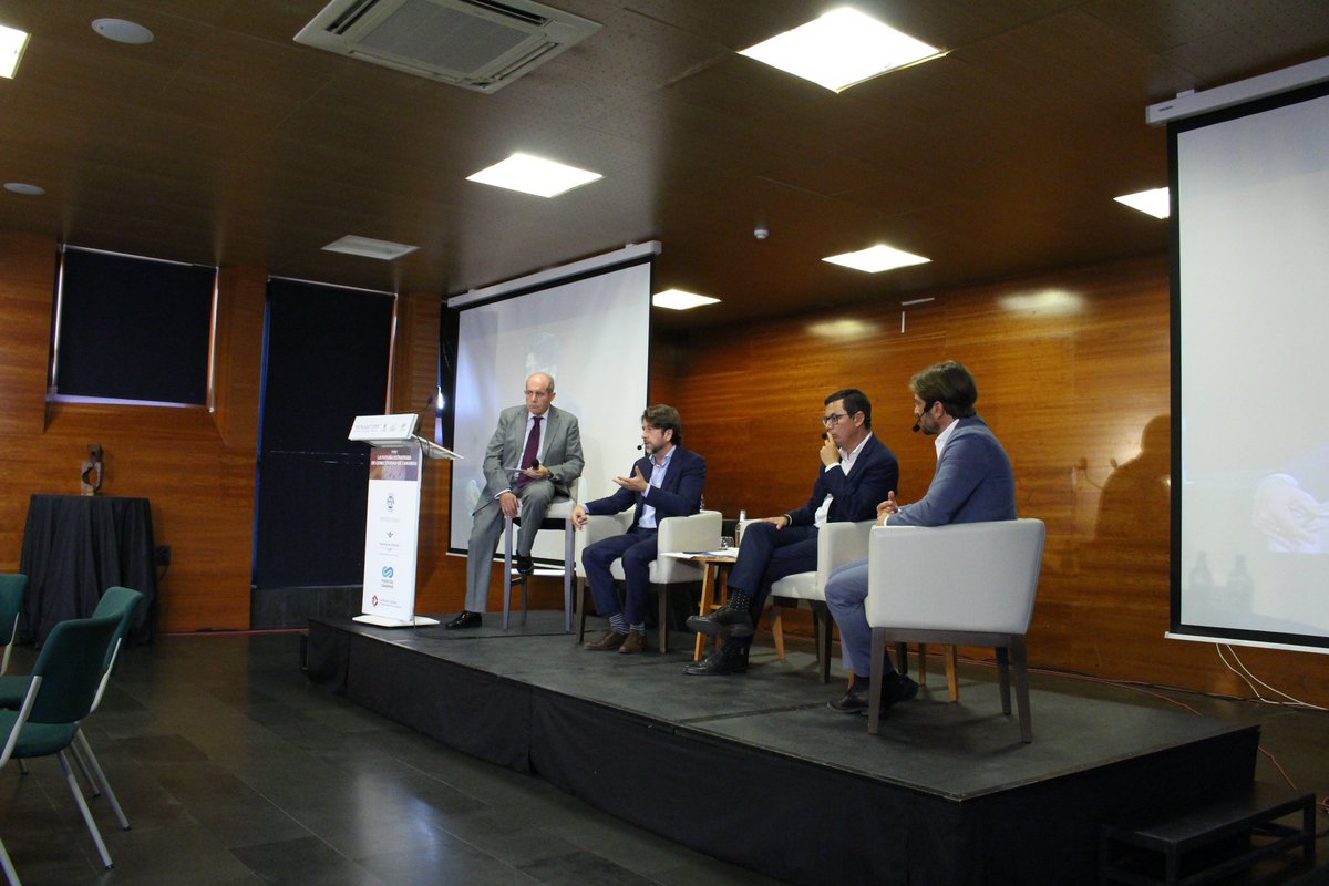 SALTCANARIAS's tweet photo. Con el Puerto de Fonsalía hay que llegar a un acuerdo entre todas las administraciones para mejorar su conectividad y acceso, mejorando su potencial económico, ya que el futuro pasa por este puerto. #transporte @carlosislaTF #SALT2018 https://t.co/e0zN8pmavQ