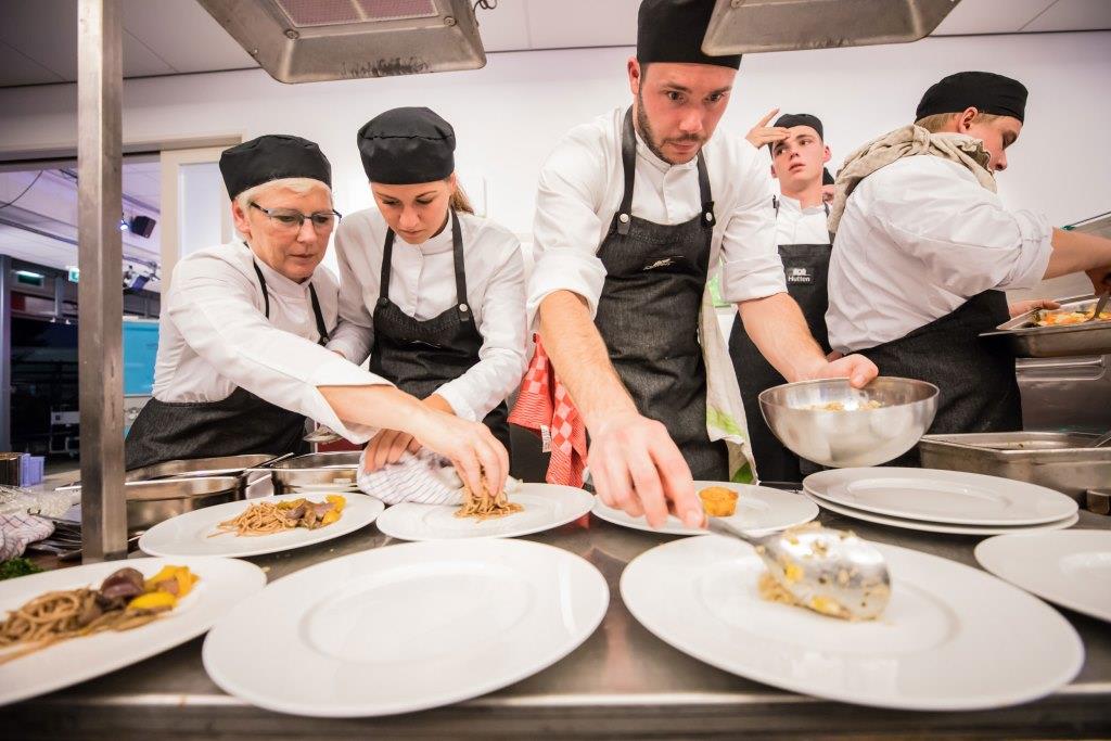 Vers+ ziet businesskansen voor persoonlijke voeding in relatie tot gezondheid en gaf genodigden een kijkje in de toekomst tijdens een uniek diner: op basis van het DNA van de gasten! En dat was ook voor ons een uitdaging! <a href="/innoquarter/">InnovationQuarter</a> <a href="/koppertcress/">Koppert Cress</a> 
hutten.eu/blog/hutten-en…