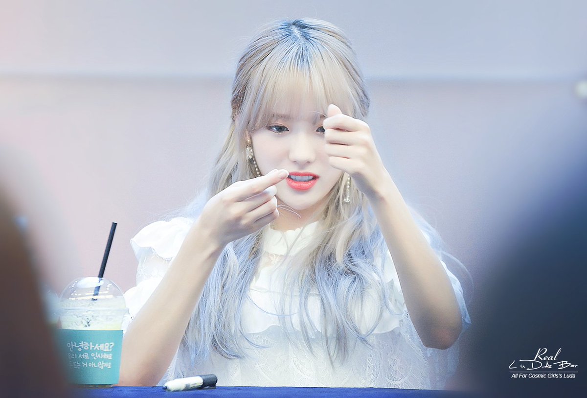 RealLUDABar's tweet photo. 180926 Poor LUDA😢 
#우주소녀 #루다
#WJSN #LUDA 
@WJSN_Cosmic https://t.co/R8pHzSrCZP