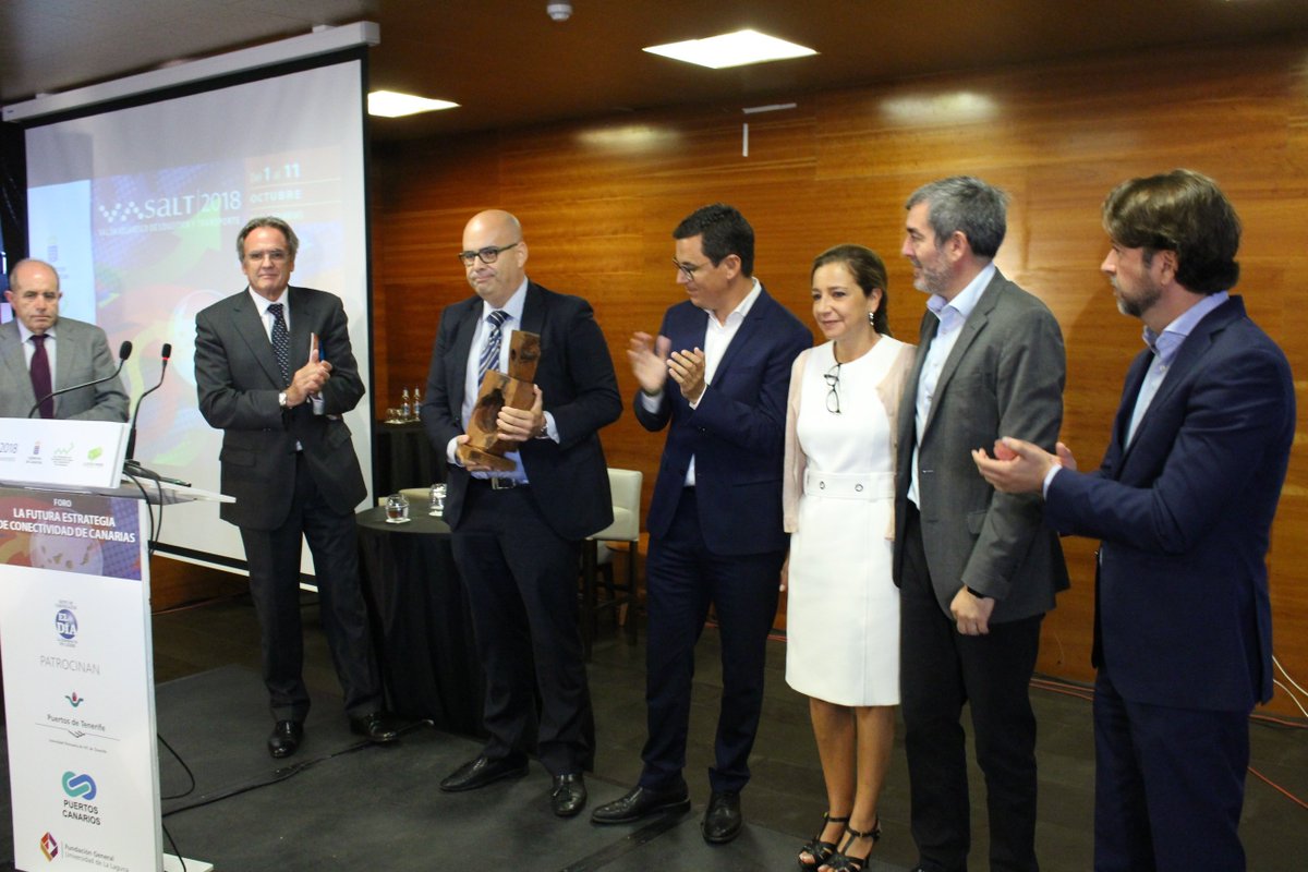 SALTCANARIAS's tweet photo. El presidente del Gobierno de Canarias, Fernando Clavijo, preside la entrega del Premio Adán Martín 2018, impulsado por el @SALTCANARIAS para reconocer la labor realizada por la @LineasArmas en el campo de la #logística y el #transporte recoge el premio Jaime Cabrera. #SALT2018 https://t.co/5HjWzE7RgM