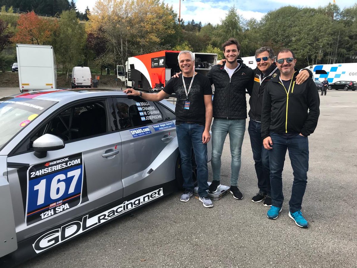 MercadoM75's tweet photo. @alechaok @ChahwanFacundo Andrés Josephsohn y @febra33 junto al Audi que manejarán en las 12 hs de Spa este fin de semana 🇦🇷 https://t.co/r8xoMTMjV1