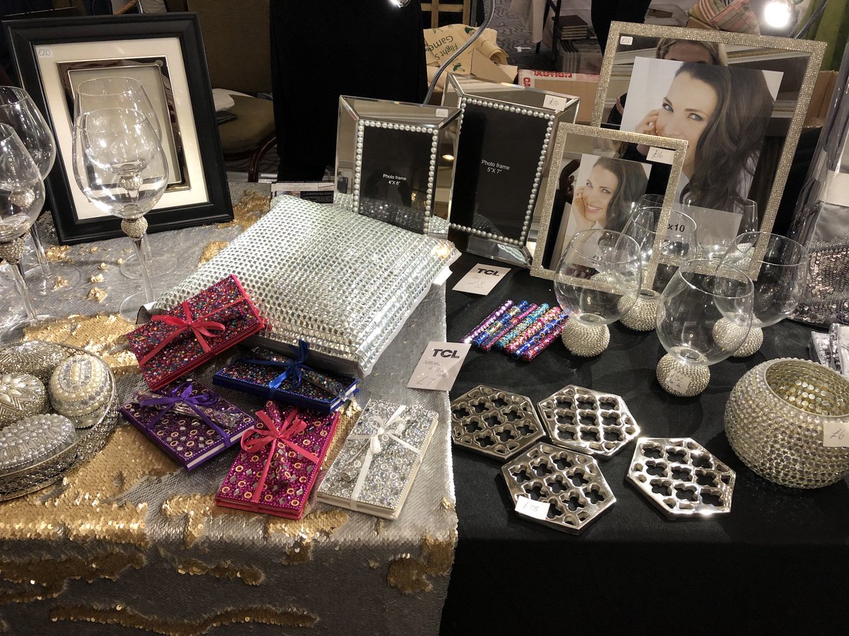 DSEshopping's tweet photo. Our stallholders are still going strong! We hope you're all having a fabulous day!... Some great pictures of @tclathome, @PloomsPens, @LindaVineArt  and @thedancingduck1 #localevent #greatshopping #charityevent https://t.co/GtE1ngogWs