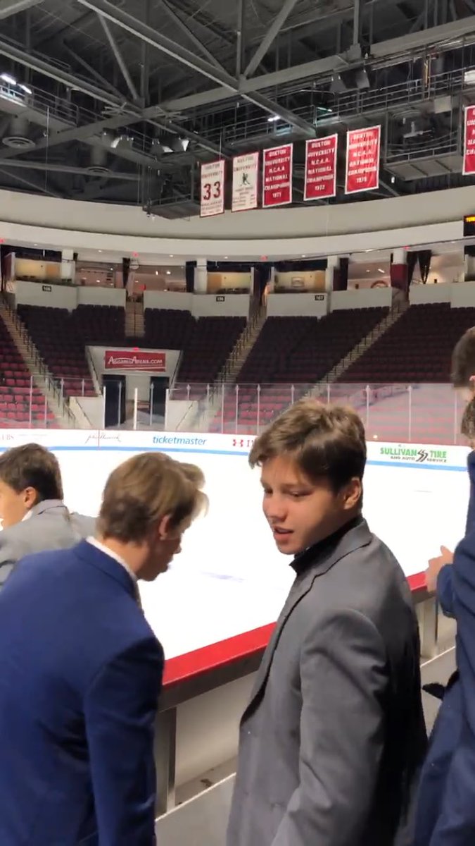 CommandeursCDL's tweet photo. Équipe M18 a eu la chance unique de visiter toutes les installations de l’équipe @TerrierHockey ! Merci @bigchaby pour cette journée mémorable. 

#ncaa #buhockey #cdlpride #lhps https://t.co/Uk6GAF24Ll