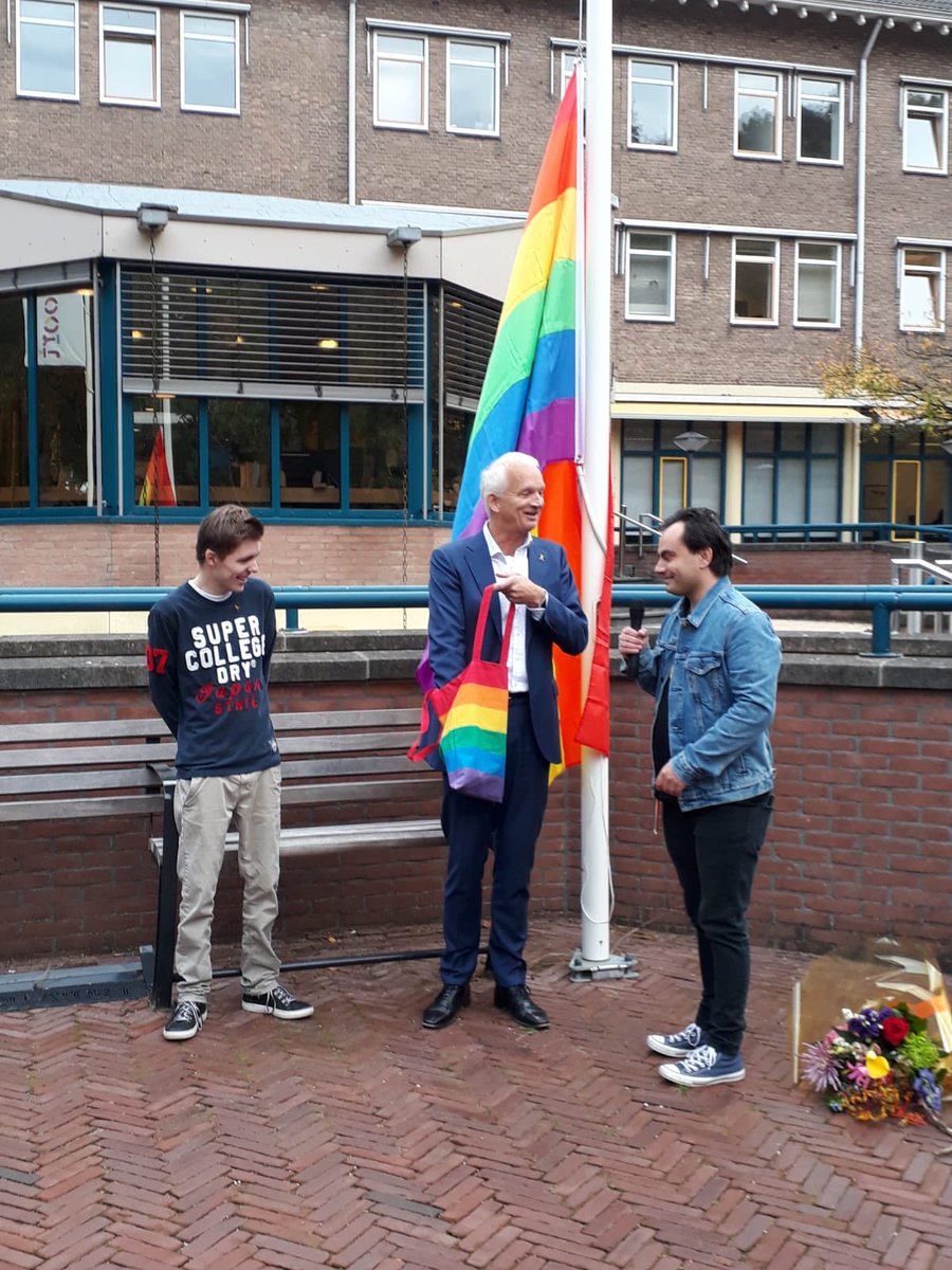 knaupje's tweet photo. #comingoutdag @Amerpoort we hijsen de vlag met onze bestuurder❤️ #Amerpride #LIS https://t.co/mZqqaD8ydJ