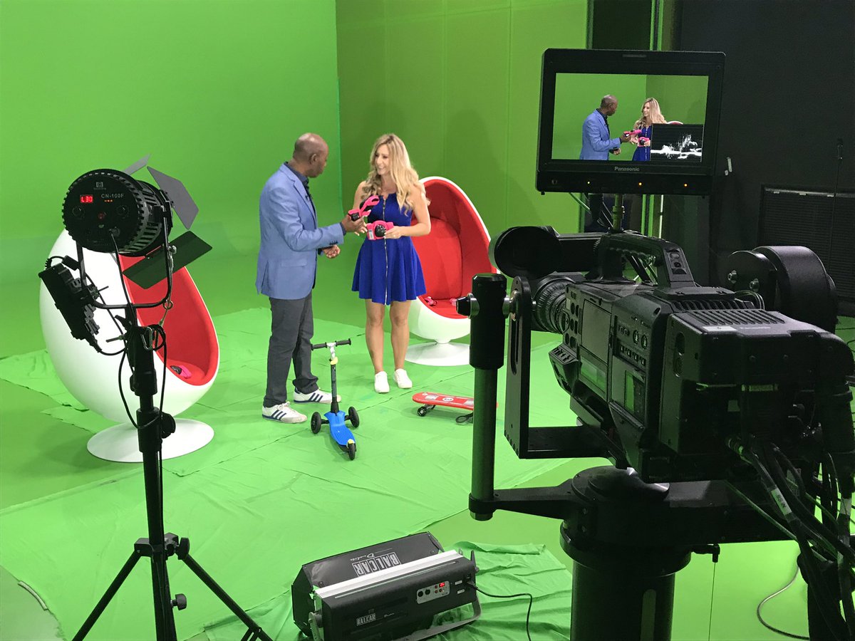 univtoulon's tweet photo. Fête de La science dans les plateaux de #Telomedia à l’#univtoulon : avec les lycéens de #Bonaparte dans les coulisses d’une émission TV 📺 #tvpitchoun #universite #decouverte #fds2018 https://t.co/VvAWI60aKL