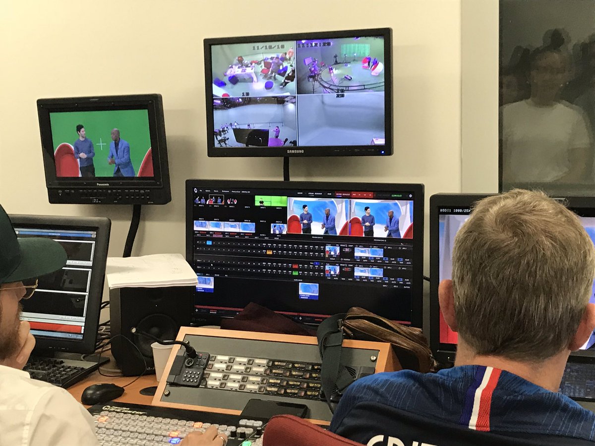 univtoulon's tweet photo. Fête de La science dans les plateaux de #Telomedia à l’#univtoulon : avec les lycéens de #Bonaparte dans les coulisses d’une émission TV 📺 #tvpitchoun #universite #decouverte #fds2018 https://t.co/VvAWI60aKL