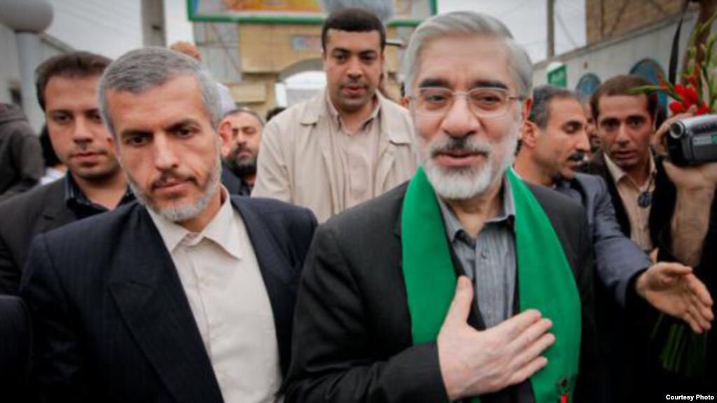 sina_jahaani's tweet photo. این چهره ی تکراری ر کنار مهندس #میرحسین_موسوی میبینید؟

این مرد از سال ۱۳۶۲ به فرماندهی تیم حفاظتی میر حسین انتخاب میشن.
و تا سال ۸۹،به گفتهٔ خودشون،بخاطر صداقتی که در آقای موسوی دیدن در کنارشون موندن.
ایشون #احمد_یزدانفر هستن

این افراد بی ریا و بی پروا ر فراموش نکنیم.

#بشناس https://t.co/8HOfdeKuLS