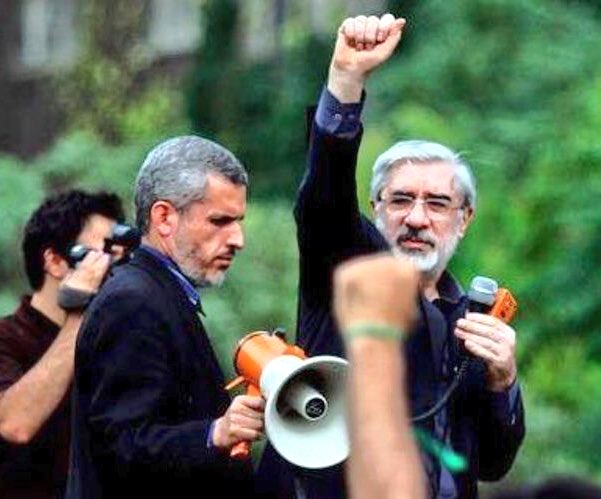 sina_jahaani's tweet photo. این چهره ی تکراری ر کنار مهندس #میرحسین_موسوی میبینید؟

این مرد از سال ۱۳۶۲ به فرماندهی تیم حفاظتی میر حسین انتخاب میشن.
و تا سال ۸۹،به گفتهٔ خودشون،بخاطر صداقتی که در آقای موسوی دیدن در کنارشون موندن.
ایشون #احمد_یزدانفر هستن

این افراد بی ریا و بی پروا ر فراموش نکنیم.

#بشناس https://t.co/8HOfdeKuLS
