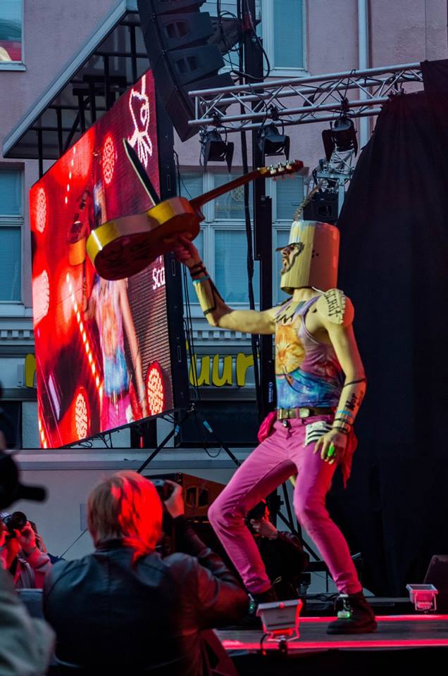 Two years ago, I declared my love for Air Guitar even more by impaling a There Guitar on world's stage.