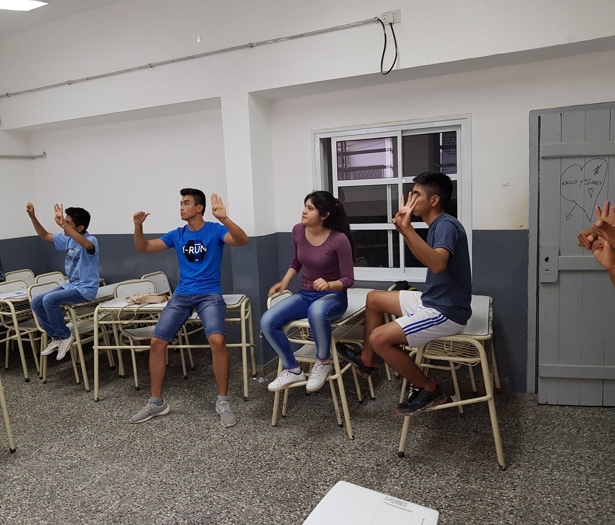 Walter_GarzonOk's tweet photo. #Tarde_de_Gimnasio #CPPSenAccion #Escuela_Solidaria #Gimnasia_Cerebral #Colonia_Santa_Rosa #Colegio_5032 #Alberto_Juan_Lacroze @UrtubeyJM @aniberruezo @larubita70 @RangeonMartin https://t.co/UcySmWbYnv