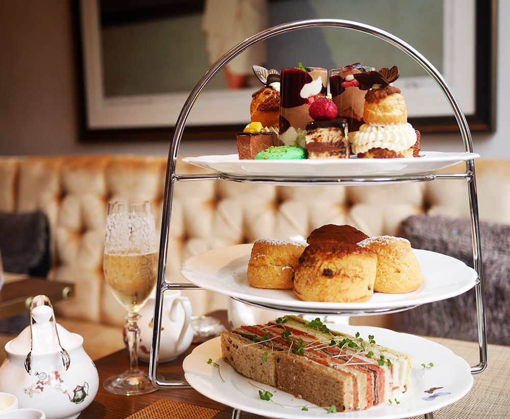 Flawless afternoon tea alert! 🎉Prepare your taste buds and find more about this afternoon tea menu in comment! Perfect sweet pleasures <a href="/GalvinAthenaeum/">GalvinAtTheAthenaeum</a> from 12.30-4.30pm Monday to Saturday (until 5.30pm on Sundays)! <a href="/Valrhonauk/">Valrhona UK</a> &amp; <a href="/galvin_brothers/">Galvin Restaurants</a> during the #ChocolateWeek ❤️