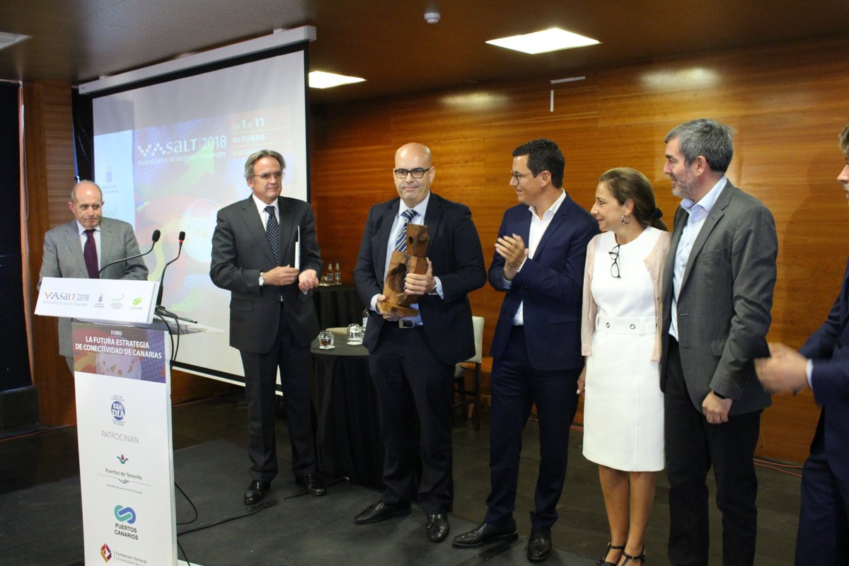 SALTCANARIAS's tweet photo. Fernando Clavijo claúsura esta edición del #SALT2018 agradeciendo la participación de expertos y empresas del sector de la #logística y el #transporte, administraciones implicadas y asistentes, remarcando su labor indispensable en el desarrollo de #Canarias @EquipoClavijo https://t.co/G0lGSK0XxB