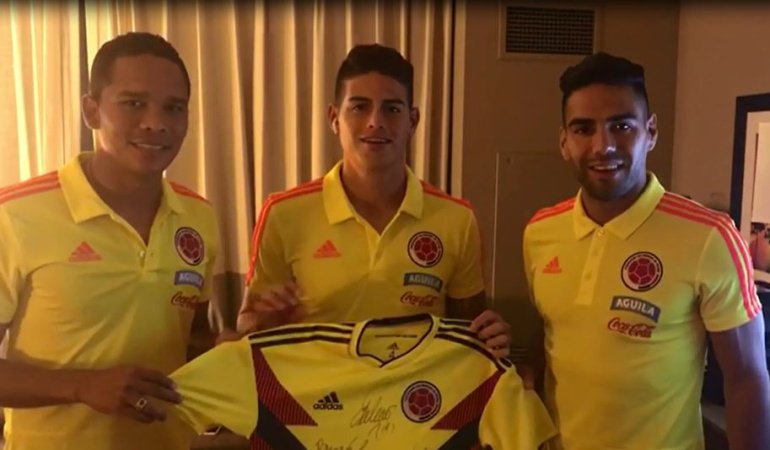 CaracolRadio's tweet photo. #CaracolEsMás #DEPORTES | ¡Qué regalazo! @FALCAO @jamesdrodriguez y @carlos7bacca le dedicaron unas bellas palabras al pequeño Cristo José

Vía: @CaracolDeportes ---> https://t.co/yEKXqwUR6z https://t.co/rAItmcUtrl