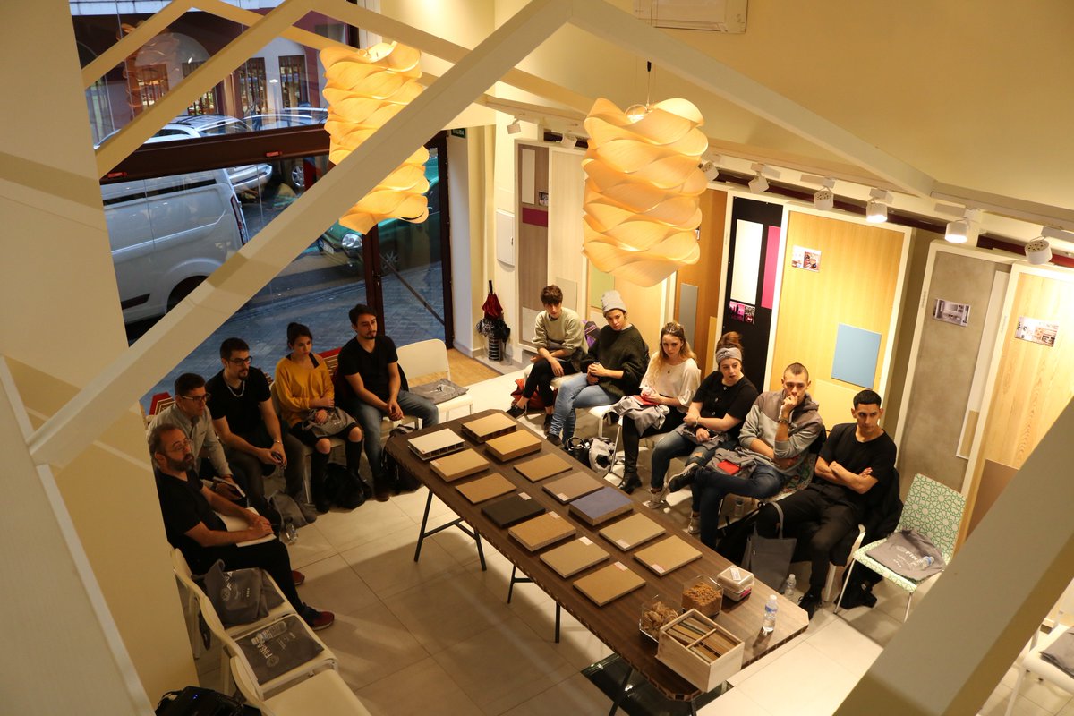 Finsa_21's tweet photo. Esta mañana nos han visitado los alumnos de 3er curso de Diseño de Producto de Escuela Superior de Diseño de Madrid. Nuestro compañero Jesús Martínez se encargó de presentarles las soluciones en #madera #byFinsa ¡Esperamos que les hayan gustado! https://t.co/yyMpnydTke