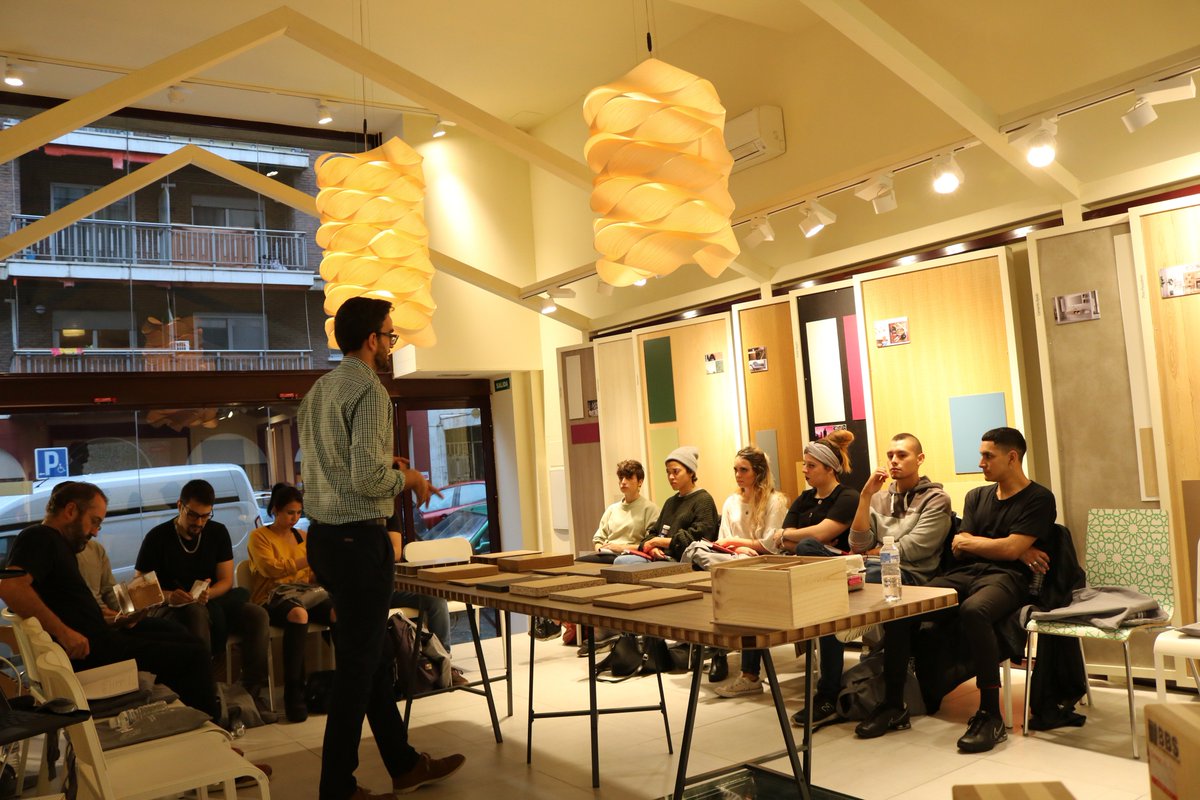 Finsa_21's tweet photo. Esta mañana nos han visitado los alumnos de 3er curso de Diseño de Producto de Escuela Superior de Diseño de Madrid. Nuestro compañero Jesús Martínez se encargó de presentarles las soluciones en #madera #byFinsa ¡Esperamos que les hayan gustado! https://t.co/yyMpnydTke