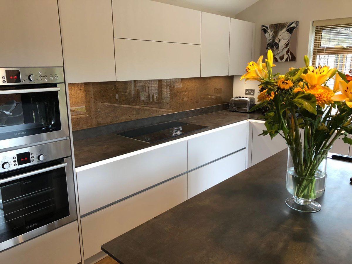 ObjectsinGlass's tweet photo. Are you looking for a new glass kitchen splashback? Then why not let one of our glass designers call you to discuss options. Take advantage of the fully bespoke service we offer all our clients, with a friendly voice that can help you along the journey. Call today on 01279 418643 https://t.co/RQueSA4PI5