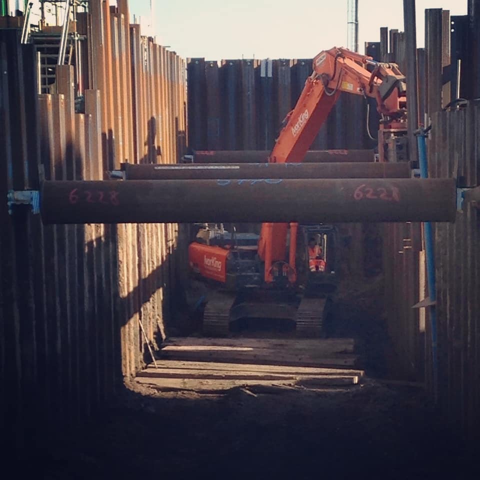JNPilingLtd's tweet photo. Great shots from inside the #cofferdam at the new Tees REP Biomass site. Showing the #Hitachi ZX350-6 Hydraulic #Excavator with the #Movax attached working on a partition wall. Excavator and Movax on hire from @IvorKingPiling #weknowpiling #sheetpiling #piling #piles #expert https://t.co/AcGWxbjOZD