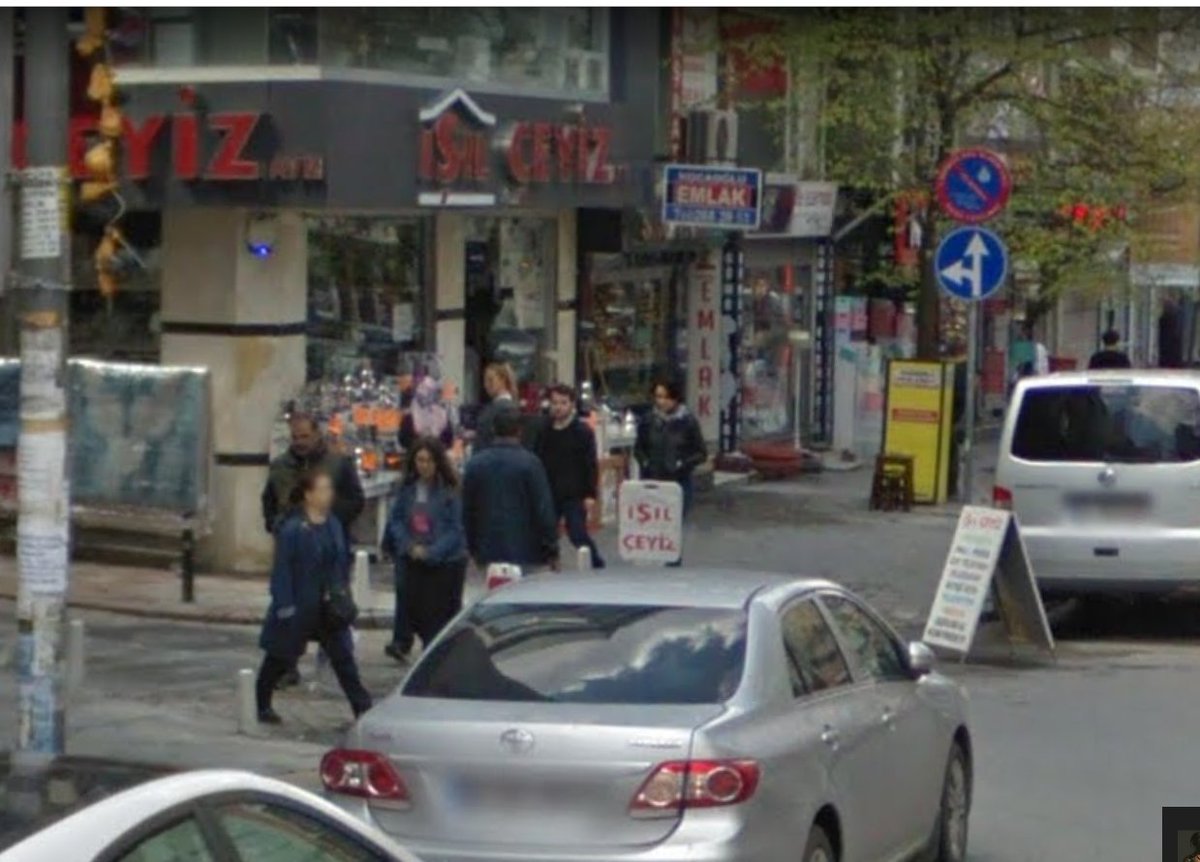 sebnembabat's tweet photo. Bir Street View hatıramı da ben anlatayım. Yolda yürürken beni çekmişler zaten. Yanımdan geçerken Google arabası olduğunu sezinledim. Tam arkamı döndüm 'La bu Google arabası değil mi?' diye gösterirken beni yakalamış.. https://t.co/w2vLsxERZw