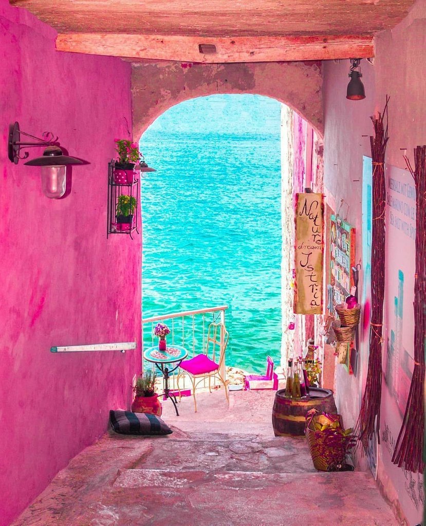 TheaAndersonUK's tweet photo. I stole this photo but don’t you just want to be here. We could sip some tea &amp; watch the waves. Where can your imagination take you today? https://t.co/0arjLhdJdO