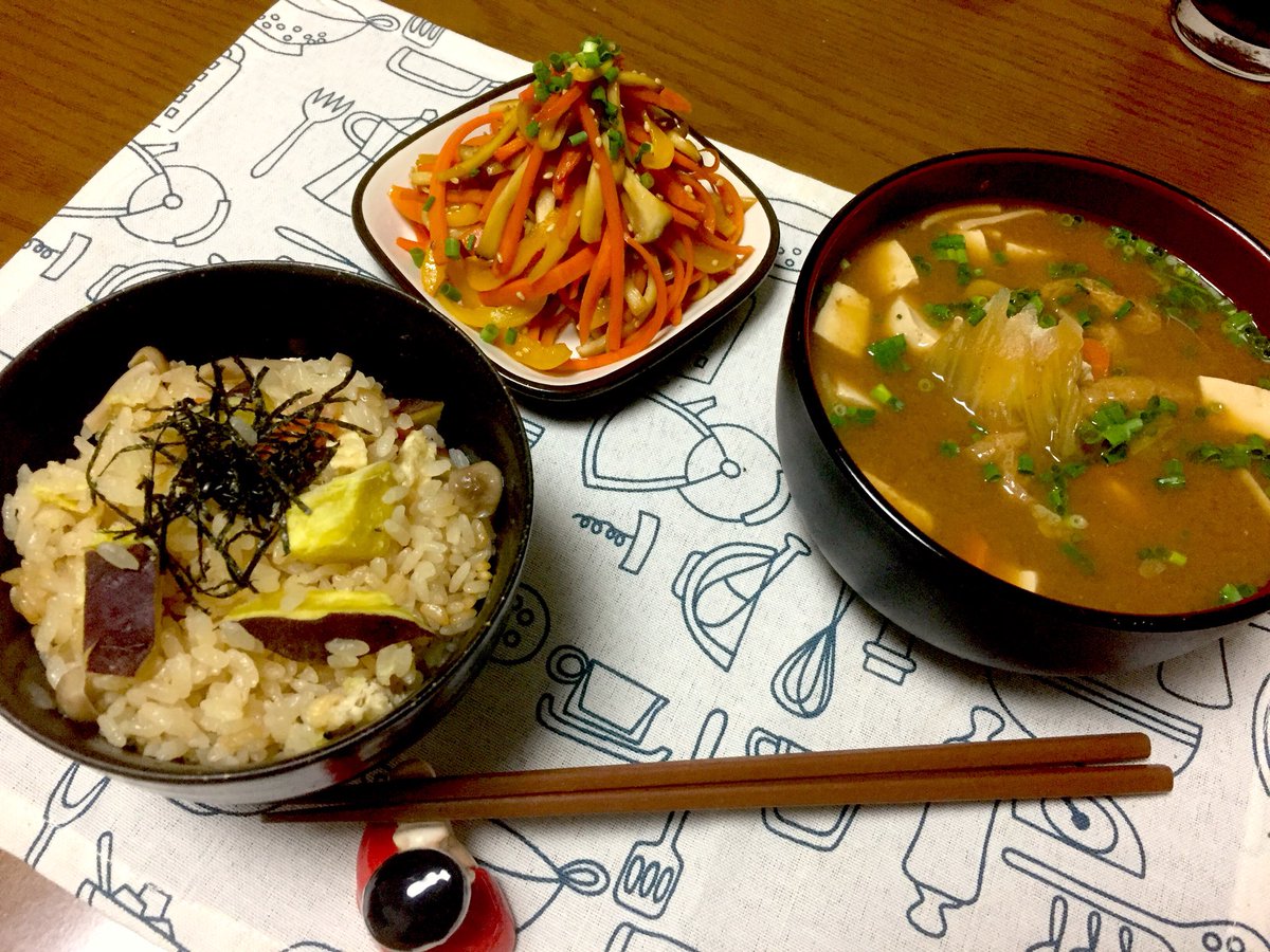 A94105830's tweet photo. 昨日の味噌汁を消費する為に和食にせざるを得ない😂

★余り物ぶっぱ味噌汁
★さつまいもの炊き込みご飯
★エリンギと人参とパプリカのきんぴら

さつまいもご飯てなんか罪悪感が凄いな💦

うん。デザートにコロッケパン食べよ💞
#料理男子
#料理好きな人と繋がりたい 
#飯テロ https://t.co/yUUOhfVrlO