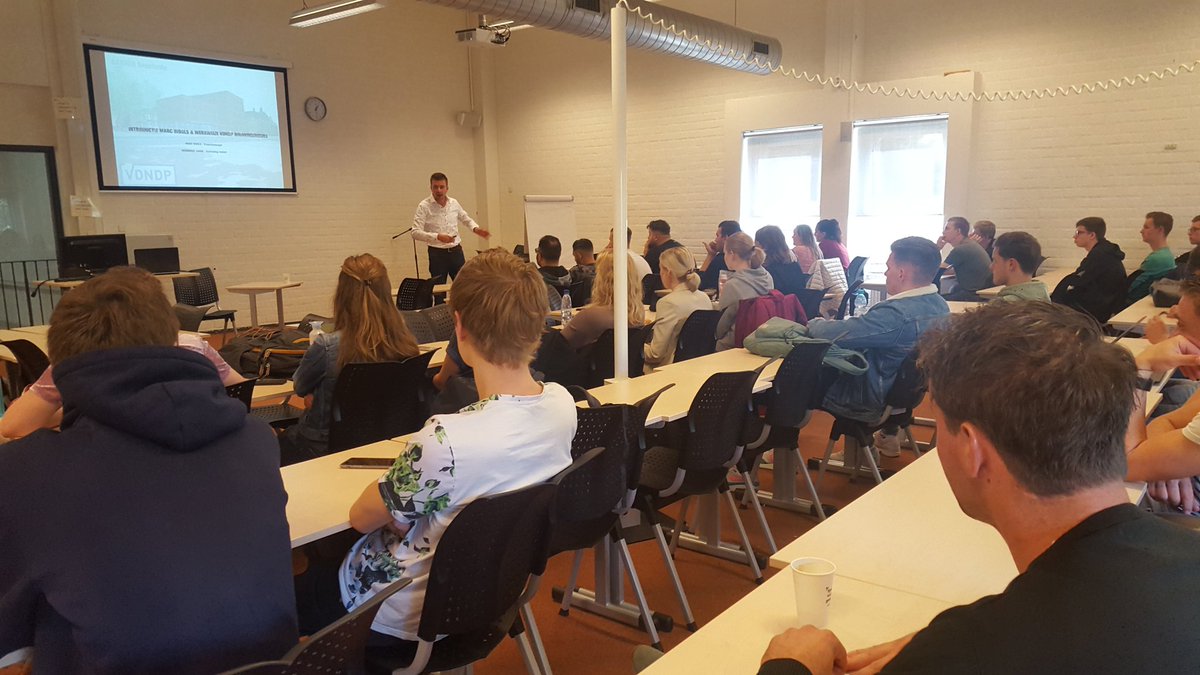 Roy_Exterkate's tweet photo. Interessant gastcollege @vdndp @marcwools 'Het ontwerpen van details' aan bouwkunde studenten @SaxionBBT https://t.co/8ejh6Dg3Ab