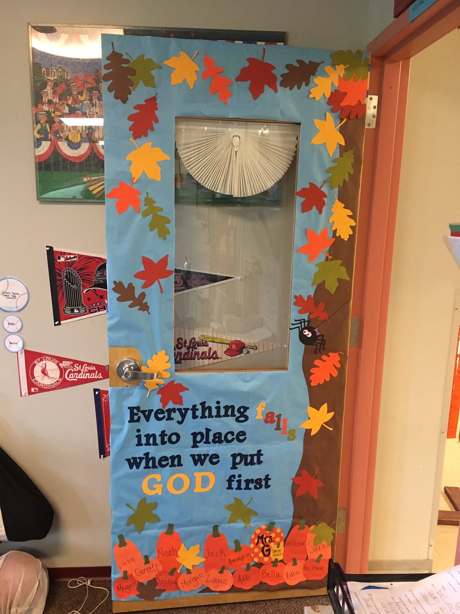 4thgradeandmrsg's tweet photo. A huge THANK YOU to Mrs. Hadfield for creating this amazing door decoration for our class! The kids were so surprised and LOVED finding the name on their own pumpkin. #thankyou #doordec #secondgrade #onlyatstalbanroe #everyonewantstobeacrusader https://t.co/WQSgiZk4HH
