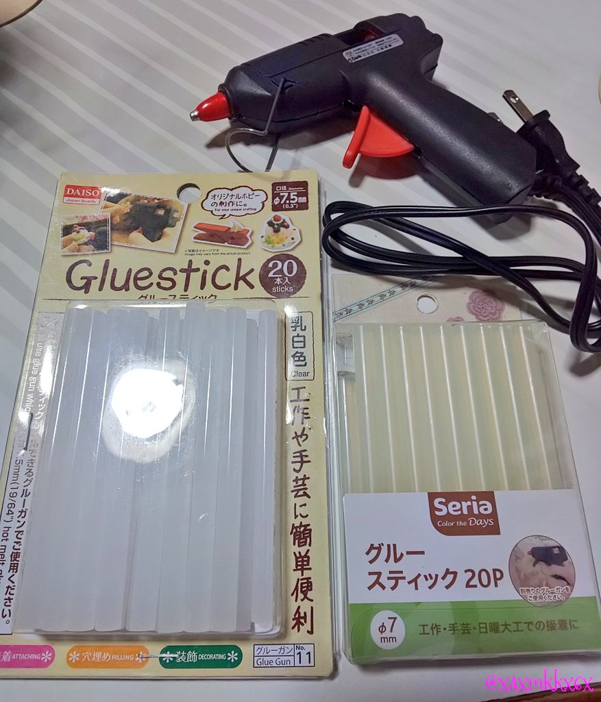 珈琲子 グルースティック買い直した セリア 右 のやつ使ってみたけど スティック表面がベタベタしてるから触った後は手もベタつく そして黄ばんでるのが気になった 買い直したダイソー 左 はセリアと比べたらベタベタしてないし乳白色で見た目が綺麗