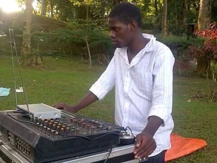LukitKiiro's tweet photo. DJ Siliki Stuwati  Vs DJ slick Stewart 😂😂😂 https://t.co/KvyC3YqABO