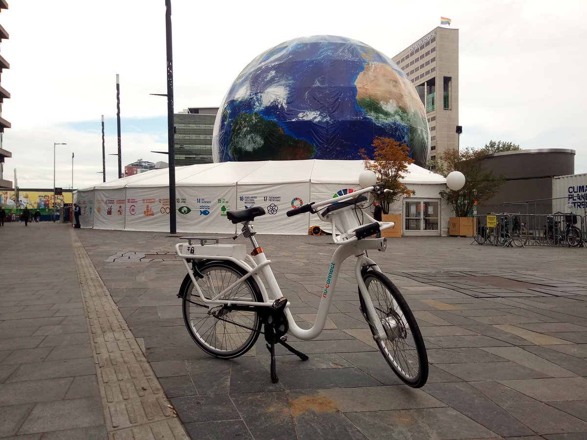 DeBoomenhetMeer's tweet photo. Vandaag met onze @Nu_Connect elektrische deelfietsen in de bijzondere wereldbol @ClimatePlanetNL, voor het #GetConnected congres @EBUtrecht op het Jaarbeursplein. Wethouder @KlaasVerschuure hield er een goed verhaal over gezond stedelijk leven. Mooi om daar aan bij te dragen! https://t.co/KOGWtNjRWT