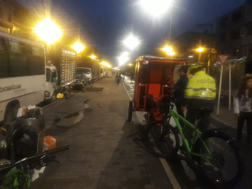 PoliciaBogota's tweet photo. #PlanDeChoque. | #AEstaHora se realiza plan de #ControlyRegistro a personas y bicitaxis en varias ciclorutas de #Kennedy, preservando la seguridad de la comunidad. https://t.co/nE9kc2h7dw