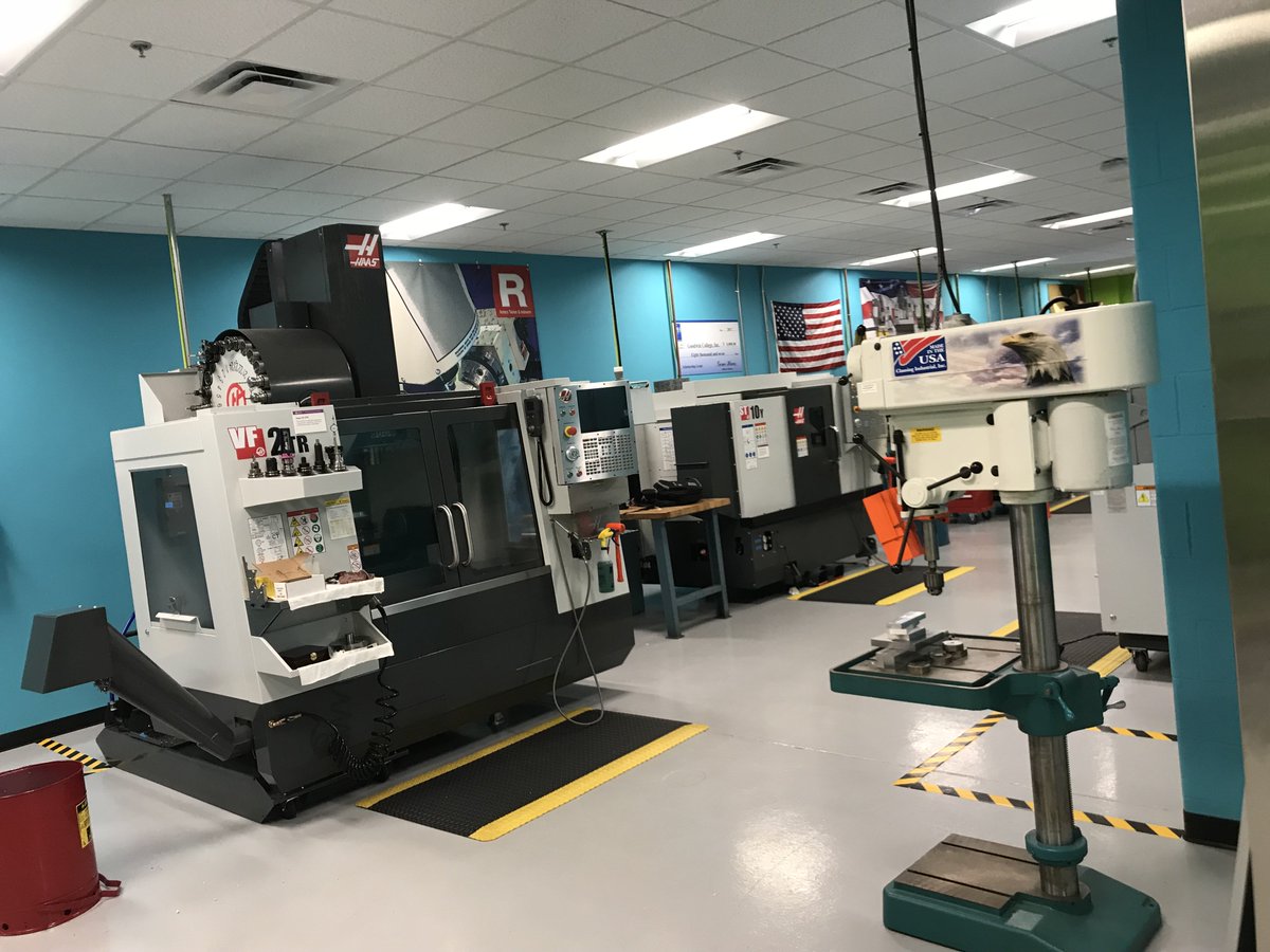 InnovationHtfd's tweet photo. Learn about the #AdvancedManufacturingCenter at @GoodwinCollege https://t.co/IiynjN66oa #CTmanufacturing #advancedmanufacturing https://t.co/DAoG0ehvqb