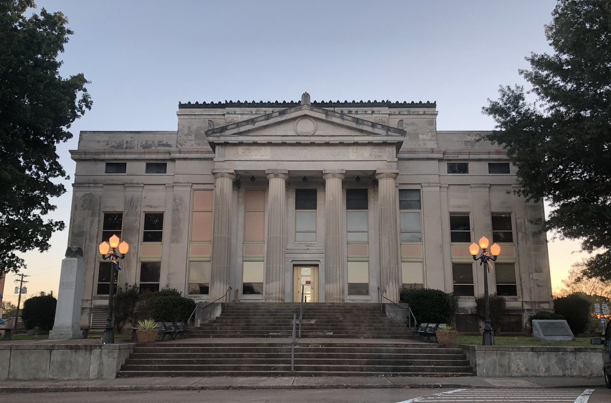KC4UTIA's tweet photo. Daybreak over the Carroll County Courthouse. Exploring West Tennessee never gets old. #places #faces #ruralamerica #WestTNsunrise https://t.co/5ORT3pml8a