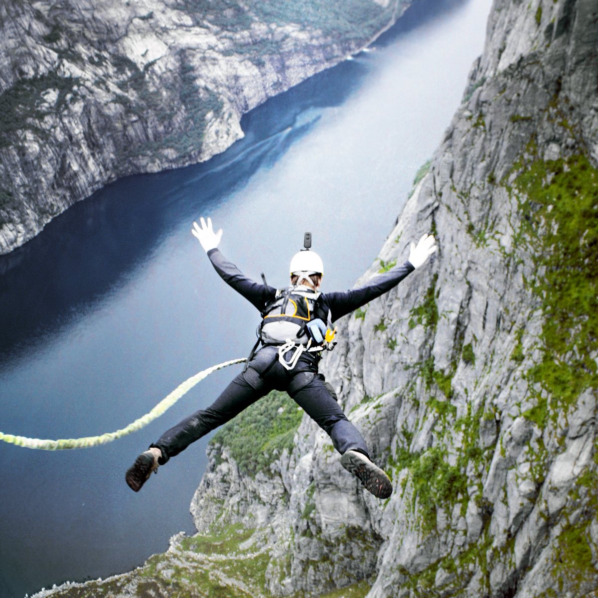 insta360's tweet image. 🙌 It's never been easier to record amazing footage while jumping off a cliff. #OwnTheMoment 🙌
-
Learn more about the Insta360 ONE X at - bit.ly/ONEX_twsr
#ActionCamera #Bungeejump #Insta360 #Insta360ONEX