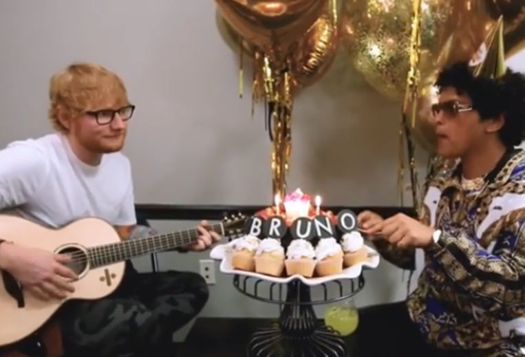 VIDEO. Ed Sheeran zingt \Happy Birthday\ voor Bruno Mars  