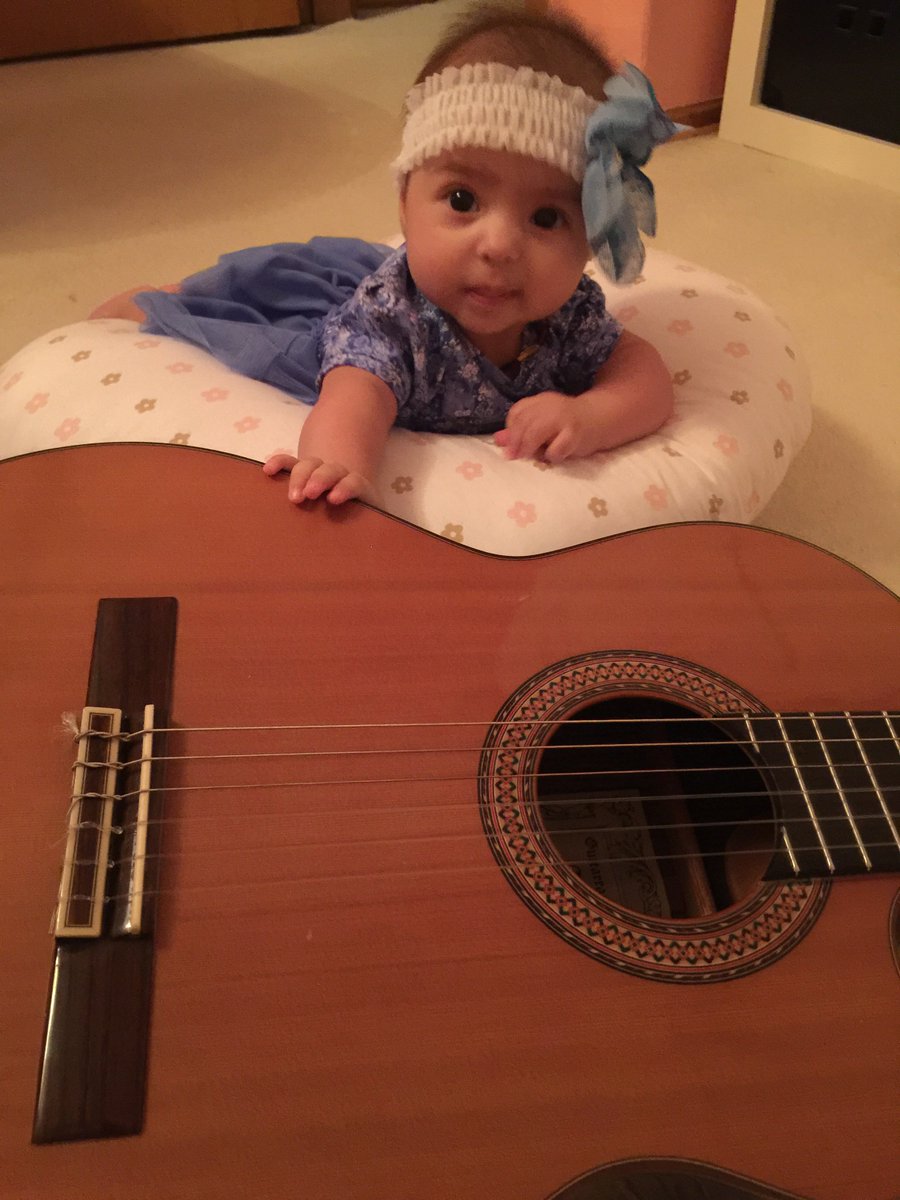 İçindeki kız çocuğunu yaşatan bütün kadınların ve bütün kız çocuklarının Dünya Kız Çocukları Günü kutlu olsun. 🌸