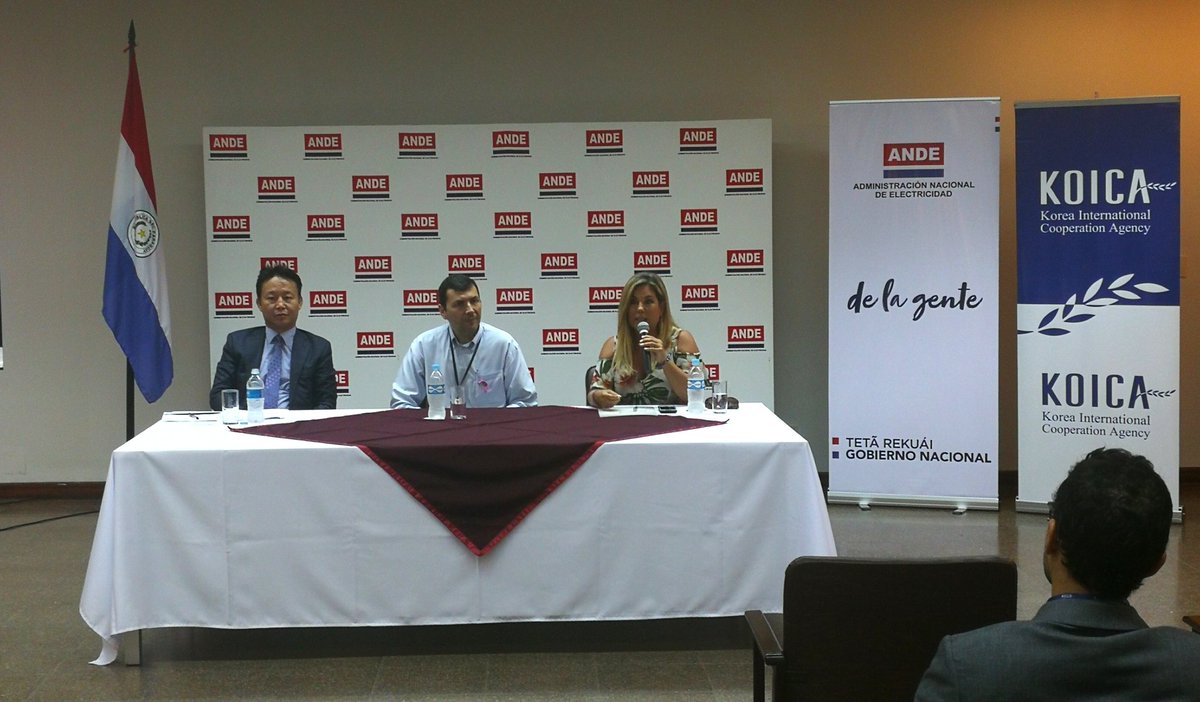 ANDEOficial's tweet photo. Palabras de apertura del Workshop de representantes oficiales, el Sr. Shin representante de #Koica @officialKOICA, Sr. Ubaldo Fernández Director de Planificación de la ANDE y la Sra. Bibiana Landó, representante de la #APABEC Asociación de Ex Becarios de Corea
#ANDEdelagente https://t.co/GAQTLj1i8z