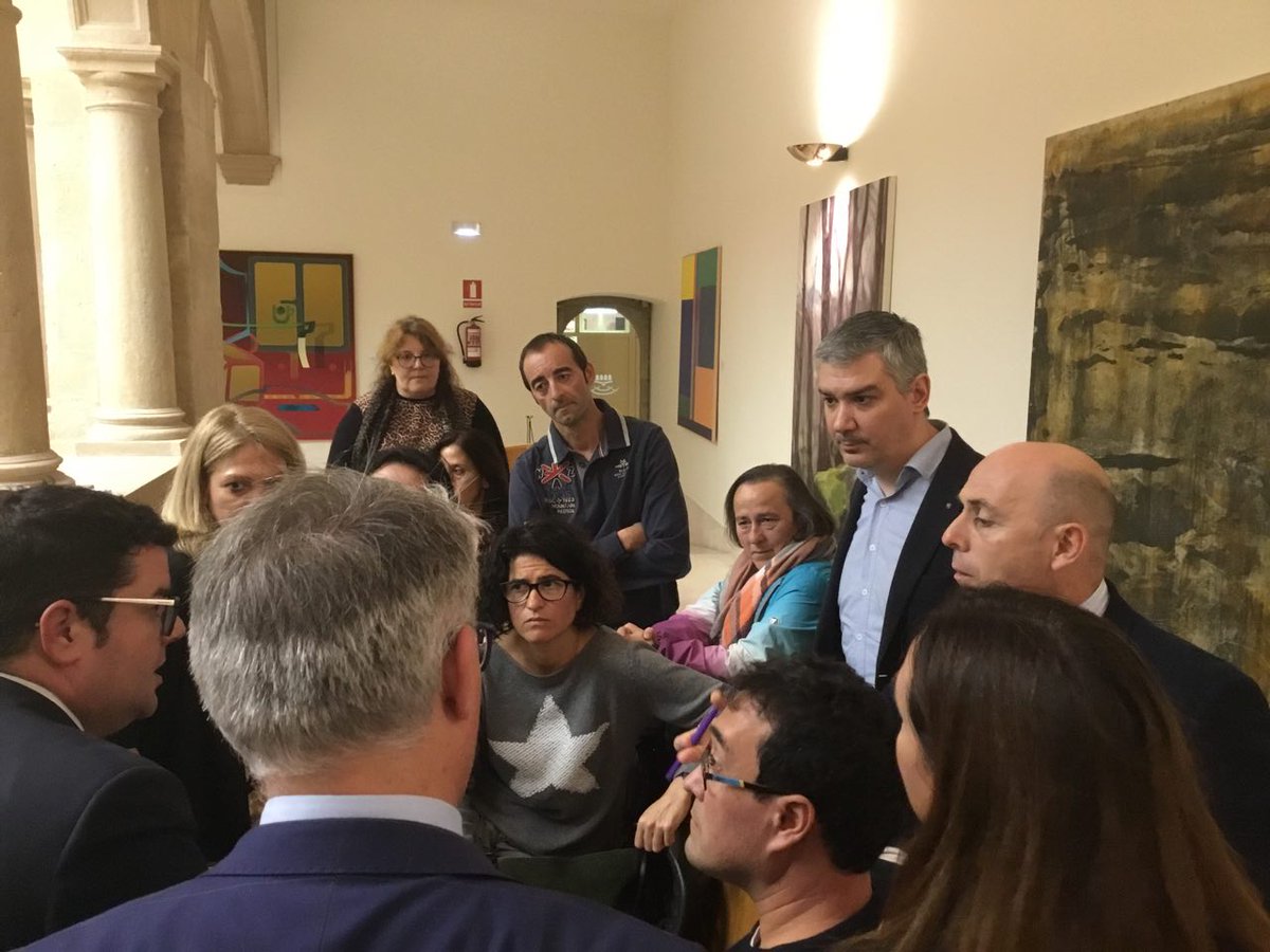 GP_PodemosRioja's tweet photo. 🏛Para valorar la enmienda técnica presentada por el @LaRiojaPP nos hemos reunido con los propios trabajadores y trabajadoras de #ATEMP que se han acercado al #PlenoLR.
Tras debatir, los proponentes hemos decidido no admitirla. https://t.co/ZE5wqmiYI0