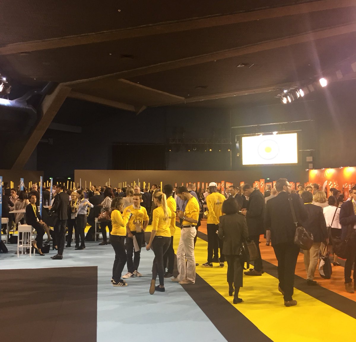 innovmy's tweet photo. Au  #big #InnoGeneration nos équipes @mabanque_bnpp en rdv avec les startups bravo @Bpifrance pour cette #placedesrdv grands groupes #startups https://t.co/feZd6y0O7n