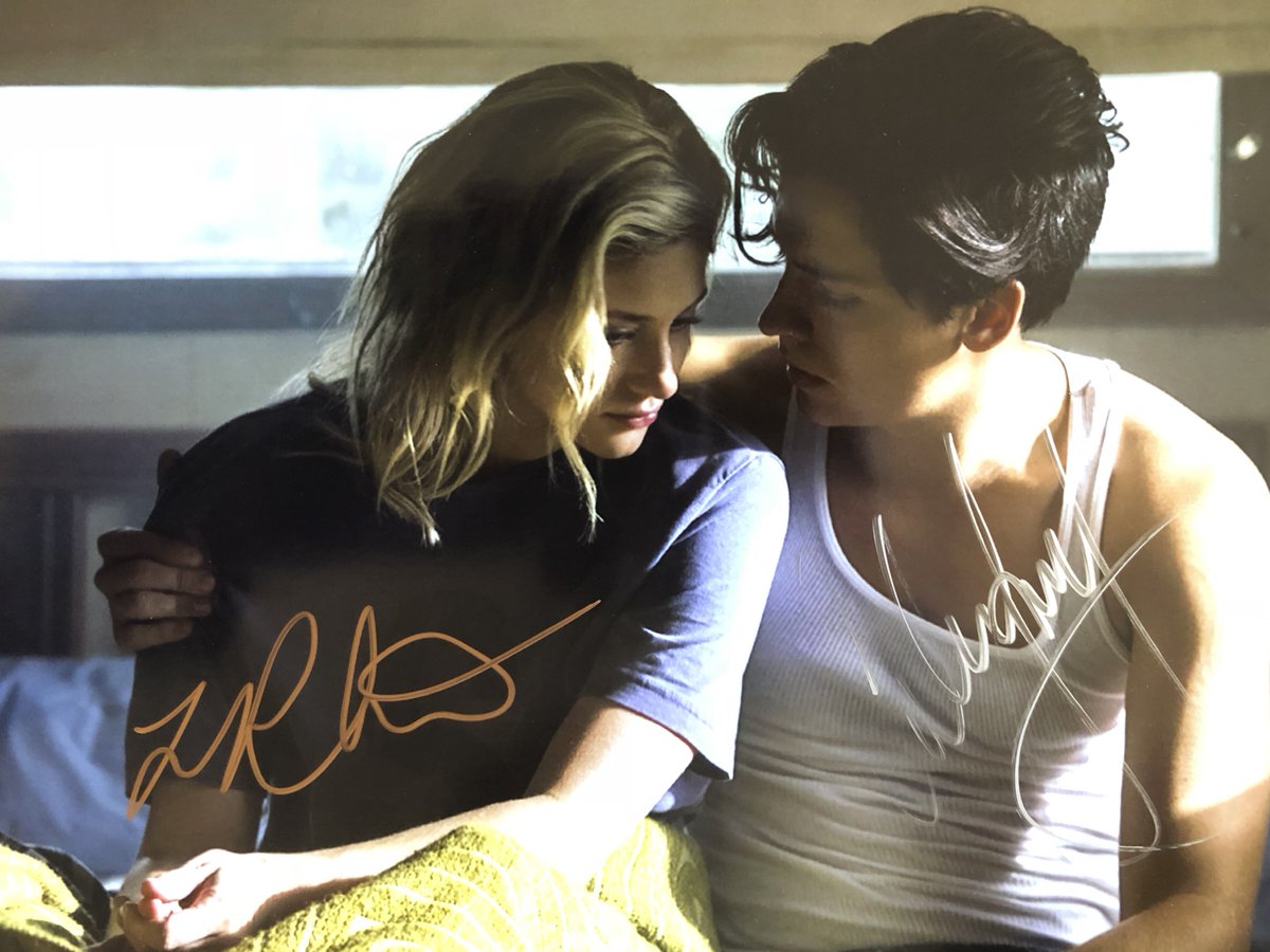 PopFloow's tweet image. #CONCOURS #GIVEAWAY

- Pour fêter le retour de #RIVERDALE  , Gagnez cette photo dédicacée par @lilireinhart &amp;amp; @colesprouse lors de la #RIVERCON de @peoplecons . 

- Il vous suffit de #RT ce tweet et de suivre ma chaine Youtube "Mister Flo" --&amp;gt; youtube.com/watch?v=k5j3wI…