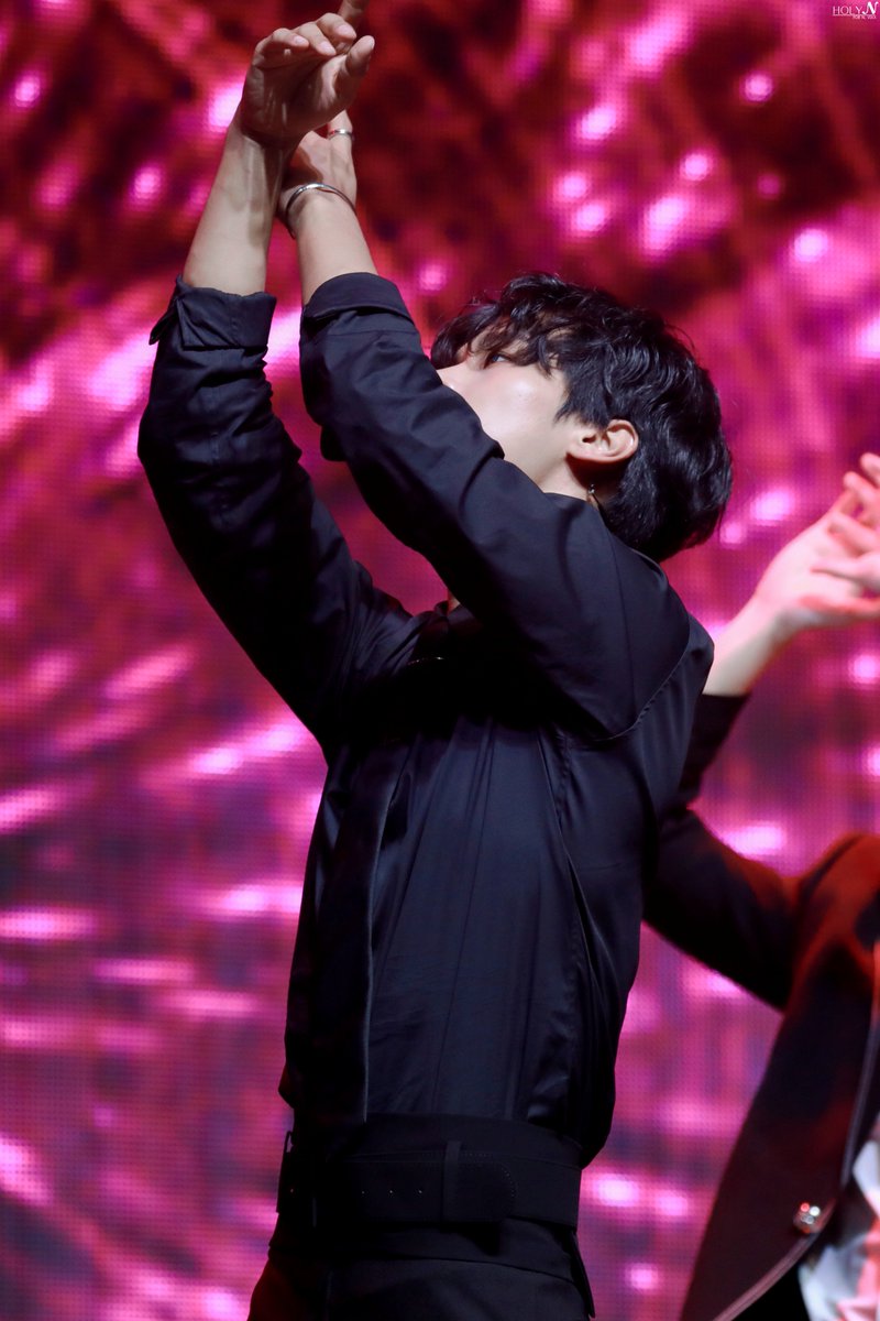 HOLYN_630's tweet photo. 180417 쇼케이스
#빅스 #엔 #학연 #차학연 #VIXX #N #붉은달푸른해 #이은호
@CHA_NNNNN

REST지만🤔🤥🙀  핫하잖아요🔥🔥 https://t.co/1PPbgYDQSN