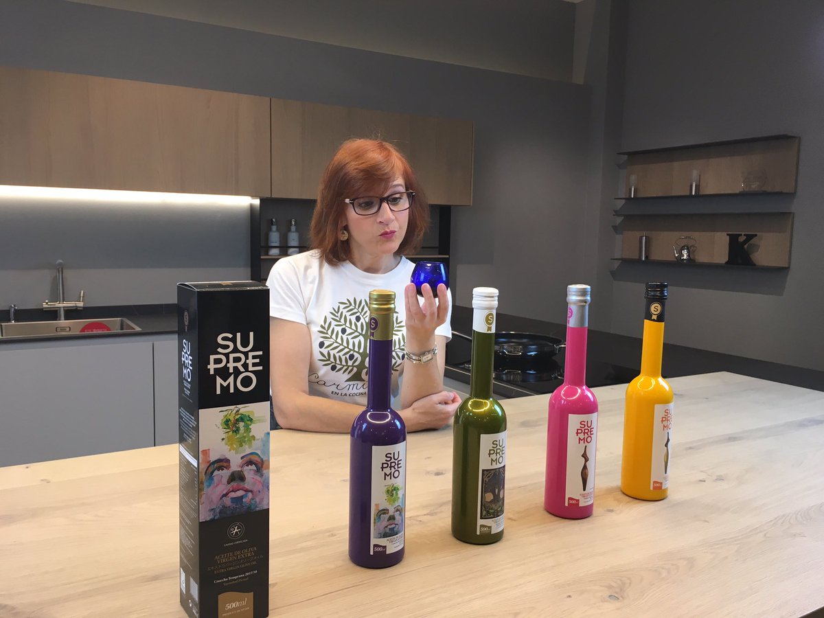 ¿Has probado a hacer una cata de aceite de oliva? ¡Una vez que te han guiado en una, es impresionante la de matices que puedes encontrar!
#AOVE #VirgenExtra #Supremo #CataDeAOVE