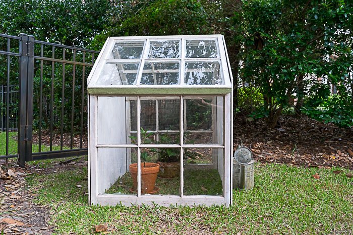 nourish_nestle's tweet image. What's the difference between a #greenhouse and a #coldframe? How to use #old #windows to make a cold frame. Keep your #plants #warm this #winter. All this and MORE! #DIY  bit.ly/2CEb7uj #gardening
