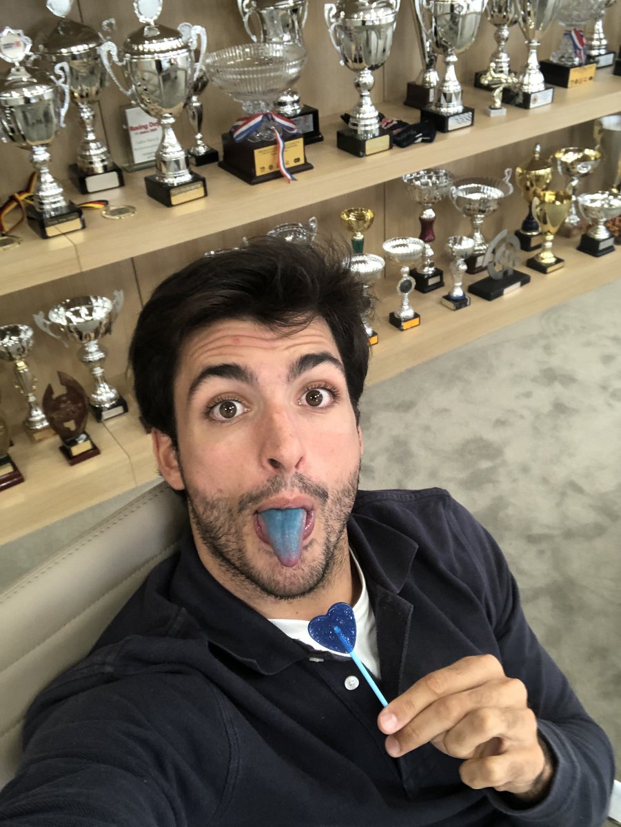 Carlossainz55's tweet photo. A ver @SergioRamos @andresiniesta8  que yo también le saco la lengua a la muerte súbita! Compra #Pirulate en @elcorteingles @DiaSupermercado @juguettos y gasolineras @repsol  Colabora https://t.co/brBGAH3sRZ https://t.co/JfkMXgMNLJ