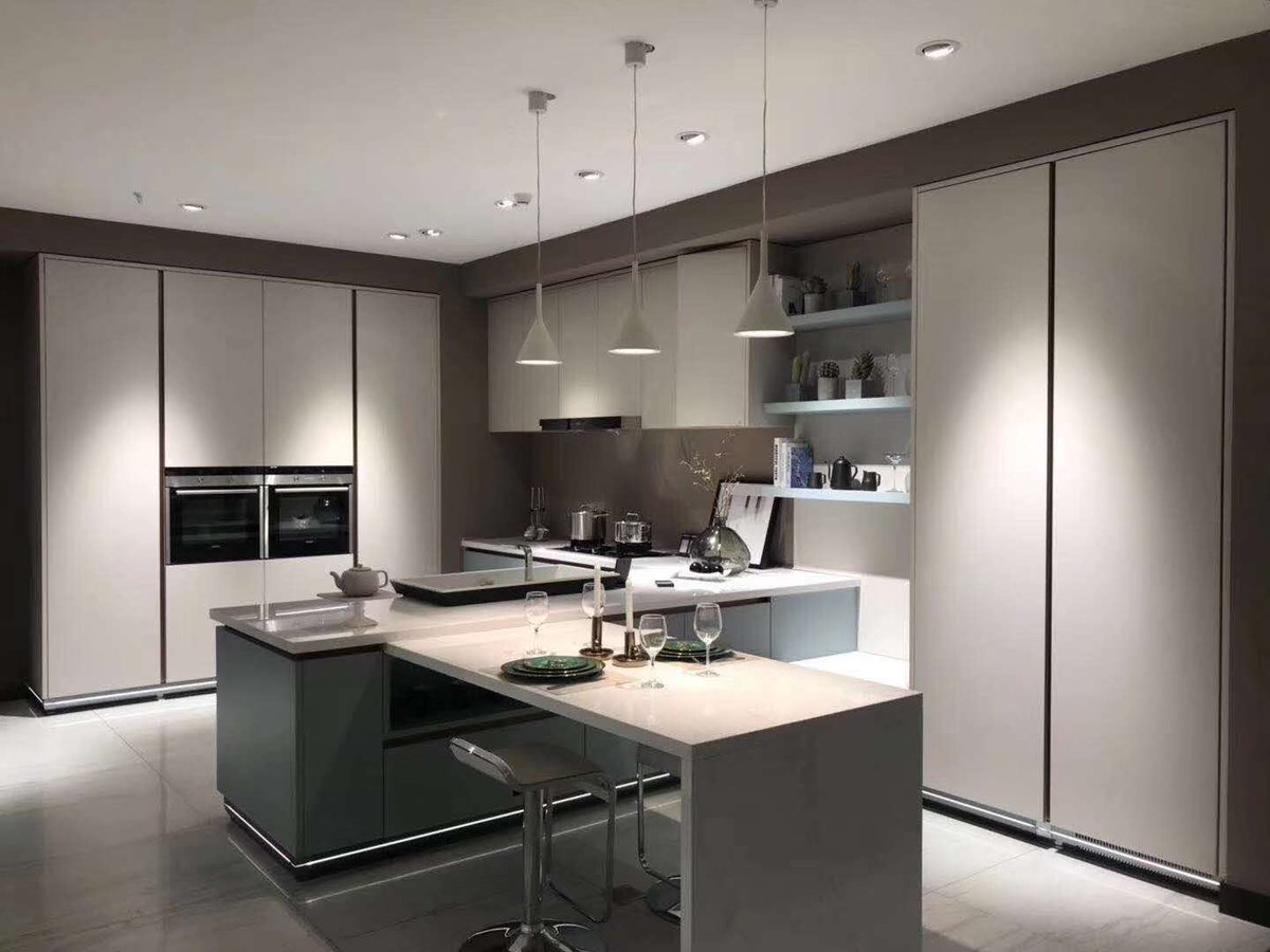 aresmodernlight's tweet photo. Look nice with the pendants on the kitchen island. #contemporarydesign #homedesign #contemporarylight #kitchendesign #kitchendecor https://t.co/RsdVsdhAim