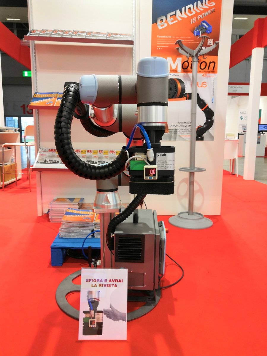 PubliTec_Srl's tweet image. Il robot di @Universal_Robot è diventato un&apos;attrazione, distribuisce le riviste per noi! Venite a trovarci presso il Pad 13 allo stand A134 #publitec