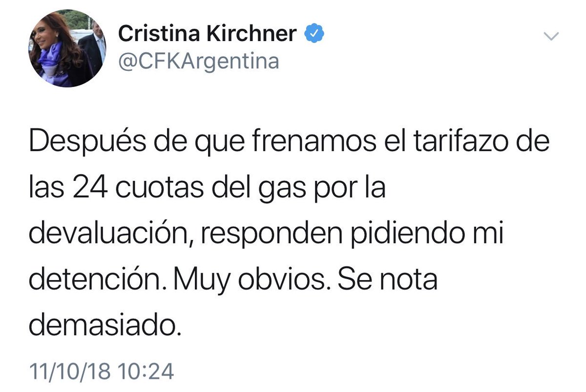 MisOdios's tweet photo. Hace 15 años, Macri tentó al matrimonio Kirchner para que se afanen todo y lo anoten en un cuaderno Gloria tapa blanda, así después lo podía usar para tapar un aumento de 90 pesos en la factura. Qué tipo estratega. https://t.co/QjDGW5c484